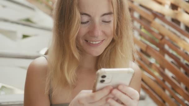 Vitiligo Pigmentasyonu Olan Genç Güzel Bir Kadın Merdivenlerde Oturur Telefonda — Stok video