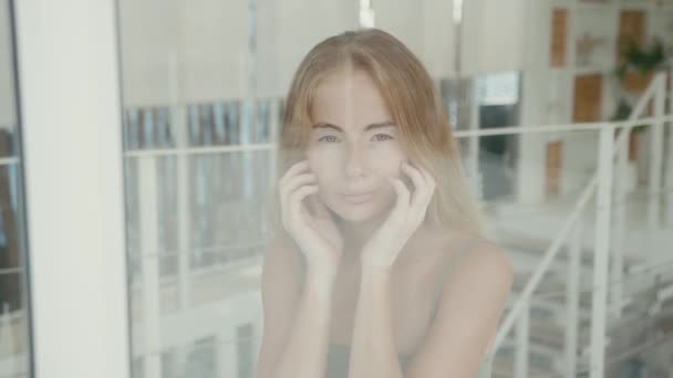 Una Hermosa Mujer Joven Con Pigmentación Vitiligo Mira Través Ventana — Vídeos de Stock