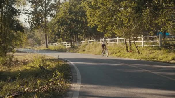 Vacker Cyklist Flicka Utbildning Cyklist Kvinna Hjälm Cykel Slow Motion — Stockvideo