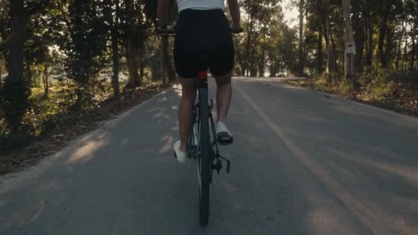 Hermosa Chica Ciclista Entrenando Mujer Ciclista Casco Bicicleta Disparo Cámara — Vídeo de stock