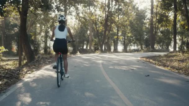 Krásná Cyklistka Trénuje Cyklistka Žena Helmě Kole Zpomalený Záběr — Stock video