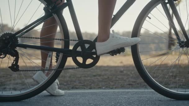 美しいサイクリストの女の子のトレーニング 自転車にヘルメットのサイクリスト女性 スローモーションショット — ストック動画