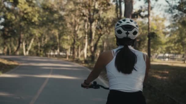 Hermosa Chica Ciclista Entrenando Mujer Ciclista Casco Bicicleta Disparo Cámara — Vídeo de stock