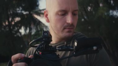 Kameralı bir kameraman güzel bir gün batımı çekiyor.