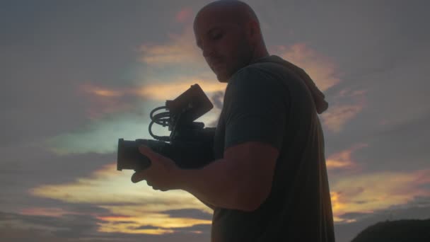 Kameraman Kamerou Natáčející Krásný Západ Slunce — Stock video