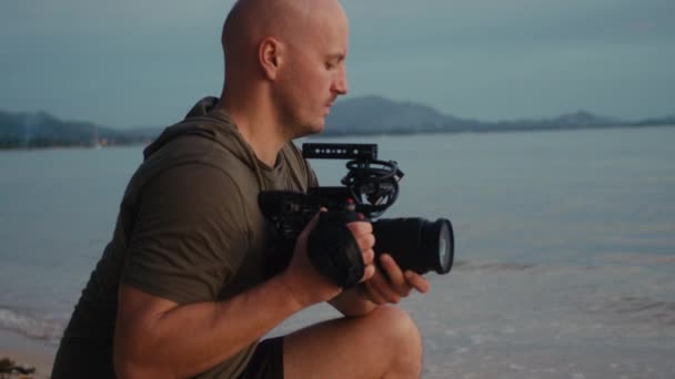 Cameraman Con Cinepresa Che Scatta Bel Tramonto — Video Stock