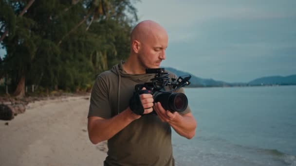 Ένας Εικονολήπτης Κινηματογραφική Κάμερα Τραβάει Ένα Όμορφο Ηλιοβασίλεμα — Αρχείο Βίντεο
