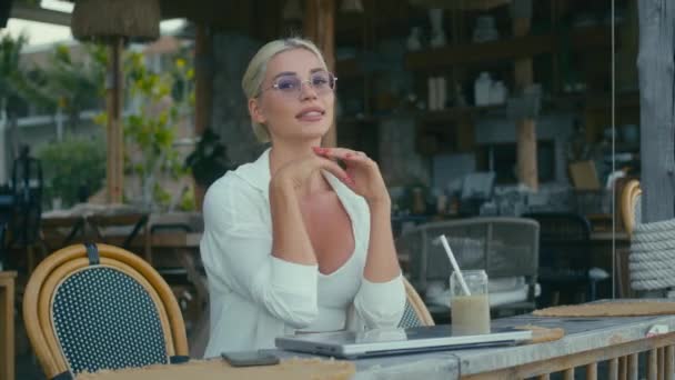 Blondýnka Bílém Tričku Pracuje Laptopem Kavárně Dívá Kamery Koncept Volné — Stock video