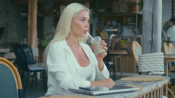Blonde Girl White Shirt Working Laptop Cafe Looking Camera Drinks — Stock Video