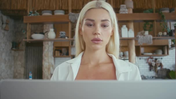 美丽的乌克兰金发女孩打开笔记本电脑 漂亮的金发女人开始在笔记本电脑上工作 在咖啡店工作的自由职业者 — 图库视频影像