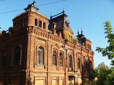 mstera. eski zaman kırmızı tuğla bina