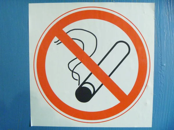 Schild mit Rauchverbot — Stockfoto