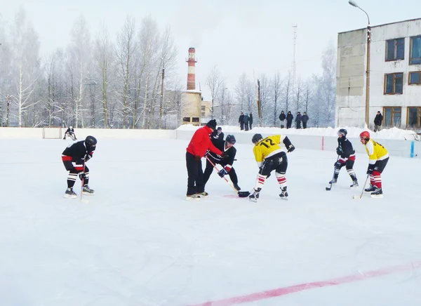 Atheletic hra hokej na otevřené kluziště — Stock fotografie