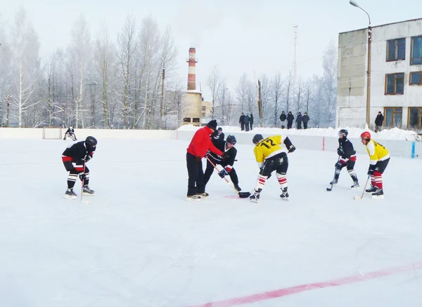 Atheletic juego de hockey en pista de patinaje abierto Imágenes de stock libres de derechos