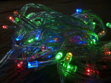 Yeni yıl aynayı Fisto renkli ampul siyah arka plan üzerine