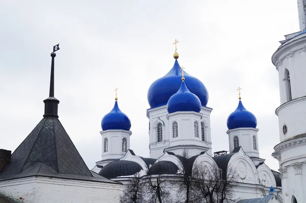 ОТВЕРЕНТНО-Боголюбский женский монастырь в Боголюбово — стоковое фото