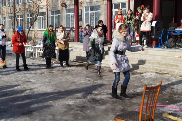 Kızlar shrovetide tatile yarışmaya katılın