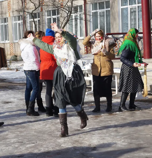 Девушка в платке танцует на празднике масленицы — стоковое фото