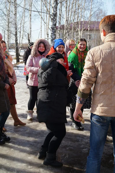 Girl participates in contest on holiday of the Shrovetide — Stock Photo, Image