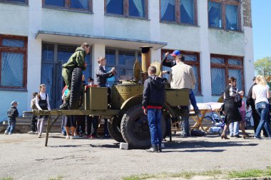 Çocuklar, yulaf lapası ve Komposto alan mutfak dağıtacak