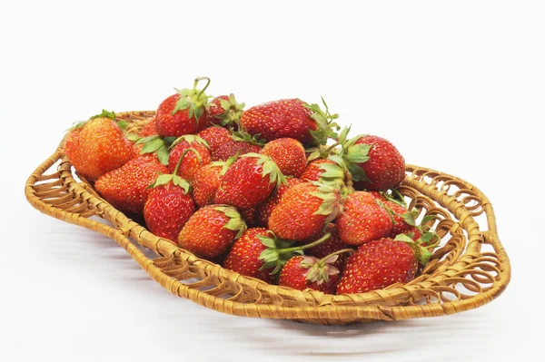 Rote reife Beeren der Erdbeeren auf hellem Hintergrund — Stockfoto