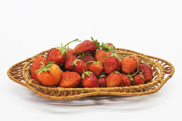 Rote reife Beeren der Erdbeeren auf hellem Hintergrund — Stockfoto