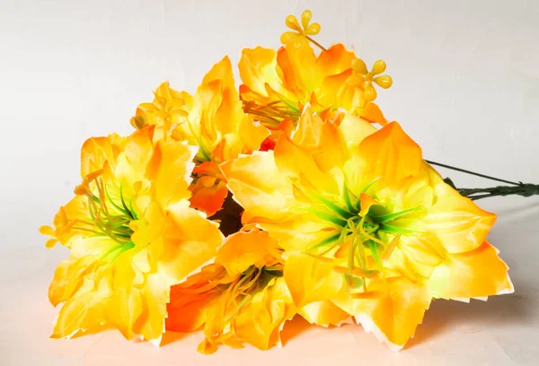 Konstgjorda Blommor Ljus Bakgrund Bukett Med Blommor Närbild — Stockfoto