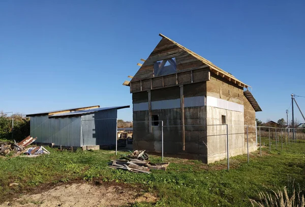 用锯屑和水泥的混合物在农村地区建造一座房子 蓝天映衬下的夏日风景 — 图库照片