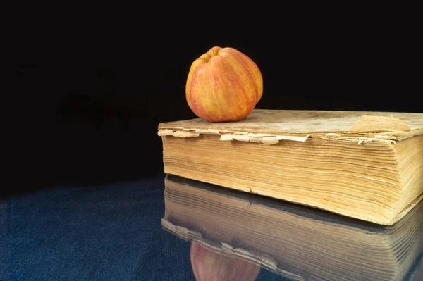 Livro Maçã Repousam Sobre Mesa Vidro Sujeitos Com Reflexão Sobre — Fotografia de Stock