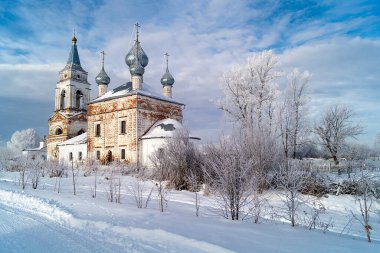Rusya 'da, Troickom Tatarove' da kışın yapılan kilise Cristmas Virgin evlenir. Arka planda tapınağı olan güzel bir manzara Bulutlu mavi gökyüzü
