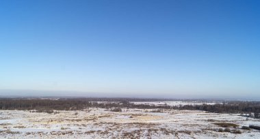 Arka planda mavi gökyüzü olan kış manzarası. Rusya 'da ufuk çizgisi olan güzel bir tip.
