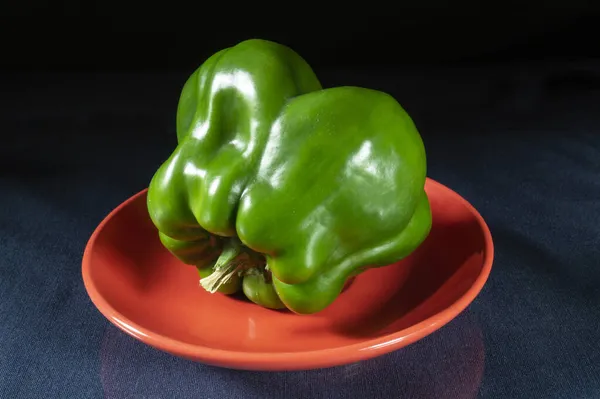 Green Pepper Red Plate Table Food Products Black Background — Stock Photo, Image