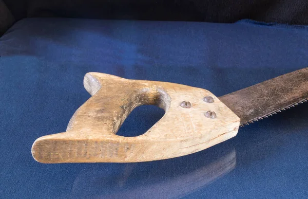 Een Zaag Met Een Houten Handvat Ligt Een Tafel Met — Stockfoto