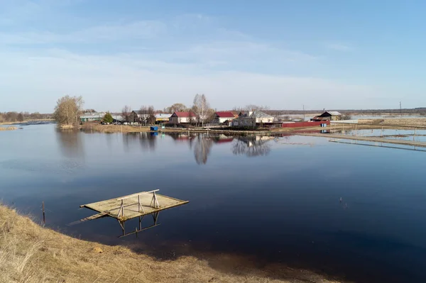 白い雲と青い空に対して田舎の春の洪水 ロシアの晴れた日の美しい風景 — ストック写真