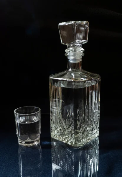 Vodka Decanter Bicchiere Sul Tavolo Con Riflesso Cibo Sfondo Nero — Foto Stock