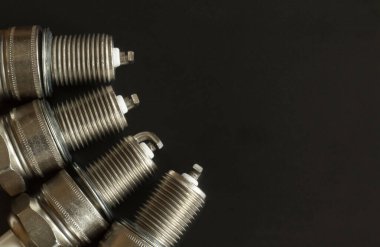 Koyu arkaplandaki araba bujisi. Araba için elektrikli aygıt, tasarım için boşluk