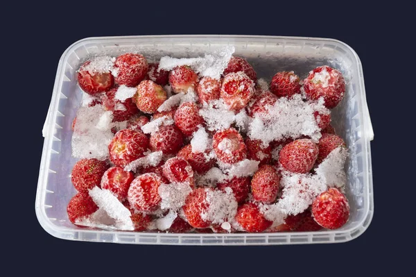 Tiefgefrorene Erdbeeren Einem Plastikbehälter Schöne Lebensmittel Hintergrund — Stockfoto