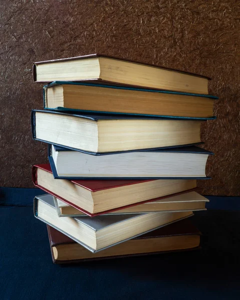 Ein Stapel Bücher Liegt Auf Einem Blauen Tisch Bildungsthemen Auf lizenzfreie Stockfotos