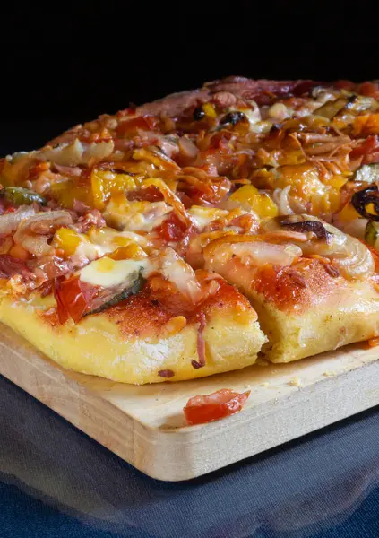 Die Pizza Mit Wurst Und Käse Auf Schwarzem Hintergrund Backen — Stockfoto