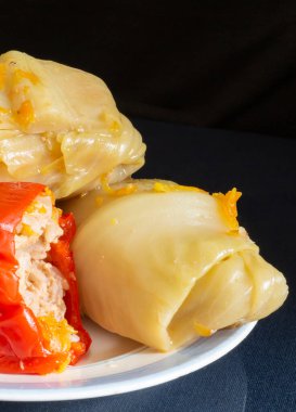 Biber ve lahana dolması tabakta. Siyah arkaplanda yemek