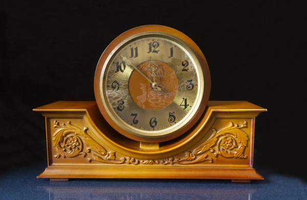 Antique Ξύλινο Μηχανικό Ρολόι Στο Τραπέζι Αντανάκλαση Είδη Οικιακής Χρήσης — Φωτογραφία Αρχείου