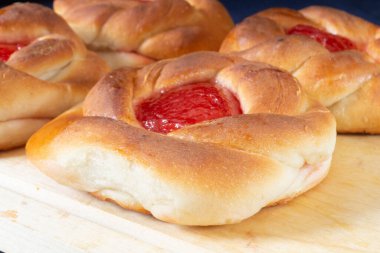 Masada reçelli tatlı turtalar. Siyah arkaplanda yemek