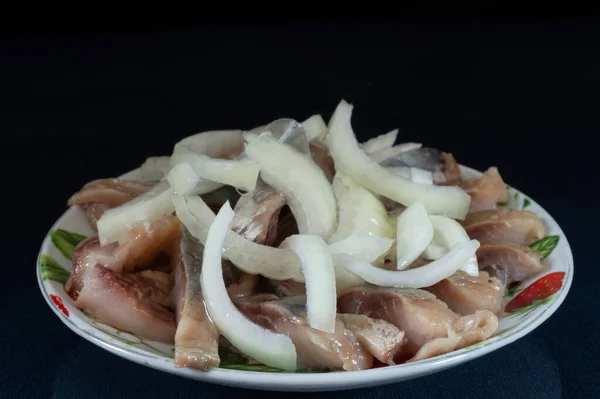 Fischstücke Mit Zwiebeln Auf Dem Tisch Essen Auf Schwarzem Hintergrund Stockfoto