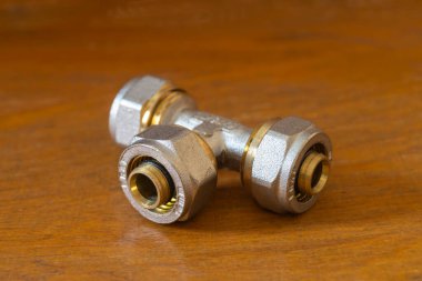 Su borusunu bağlamanın temeli ahşap bir masada yatıyor. Tamir için sanayi bölümü