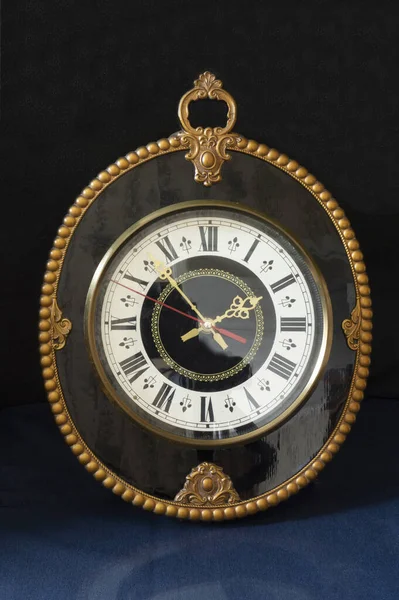 Relógio Antigo Com Mostrador Branco Uma Mesa Com Reflexo Artigos — Fotografia de Stock