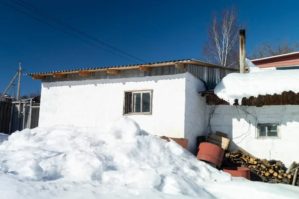 Nieve Deriva Pueblo Aire Libre Paisaje Día Soleado Contra Cielo — Foto de Stock