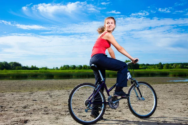 Hermosa mujer con bicicleta en el mar — Foto de Stock