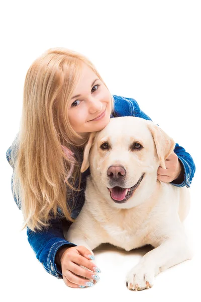 Menina abraçando amarelo-pálido Labrador retriever no isolado branco — Fotografia de Stock