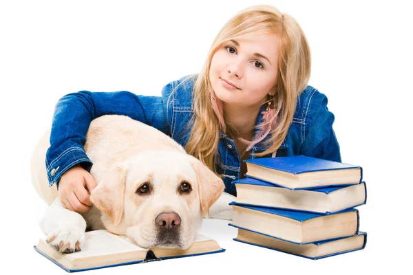 Mädchen liest ein Buch mit Labrador Retriever auf isoliertem Weiß — Stockfoto