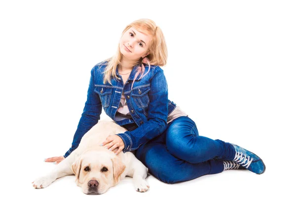 女孩和孤立白色拉布拉多犬 — 图库照片